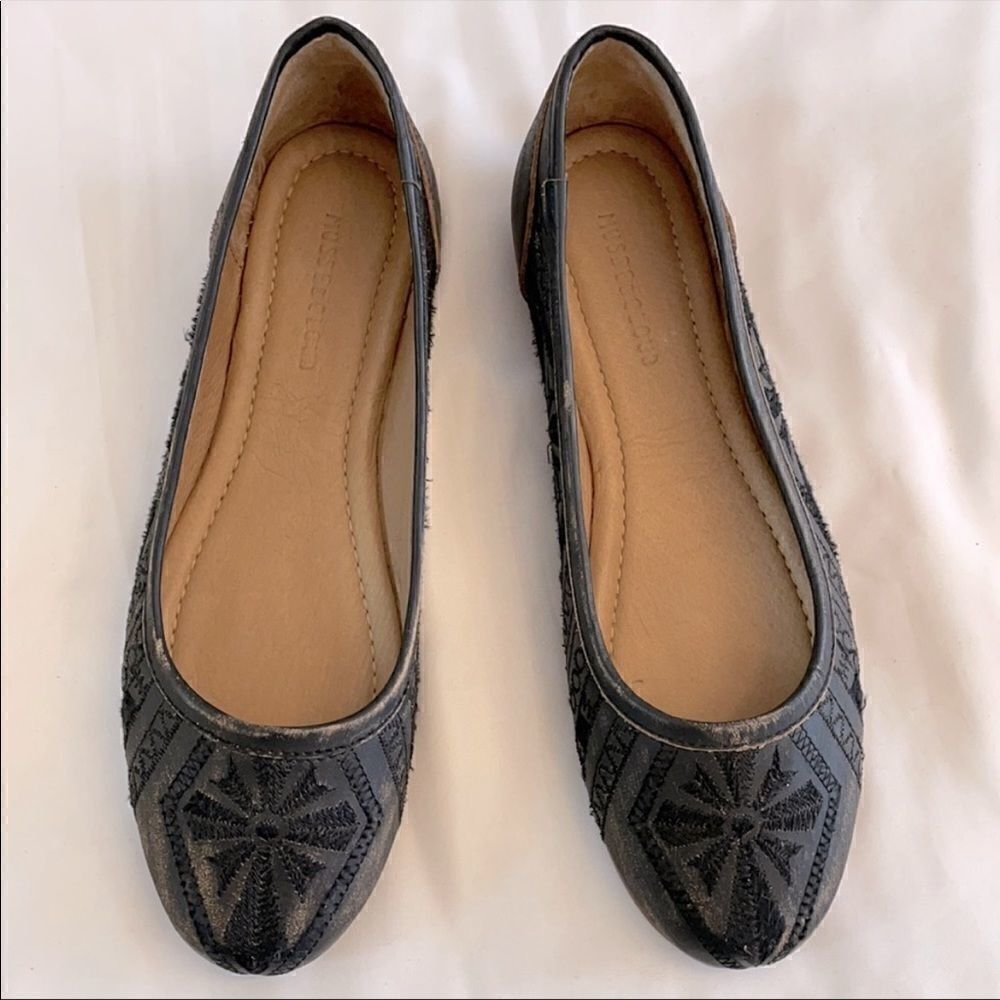 MUSSE & CLOUD DISTRESSED FLATS.   NEW.